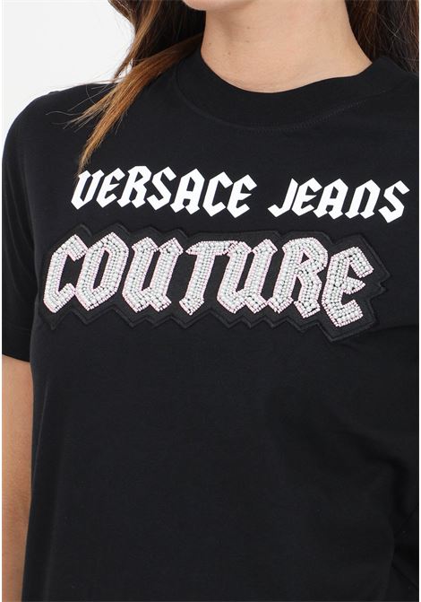 T-shirt a manica corta nera da donna con logo gotico impreziosito da perline VERSACE JEANS COUTURE | 77HAHC02CJ01C899